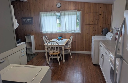 White Pine House | Near the park! 3-bedroom house with wifi and AC