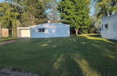 White Pine House | Near the park! 3-bedroom house with wifi and AC