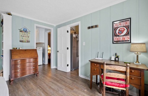 Inglewood House | Neighborhood Retreat - Large Yard, Family, Fire Pit - Recently Re-opened