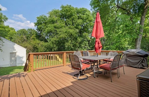 Inglewood House | Neighborhood Retreat - Large Yard, Family, Fire Pit - Recently Re-opened