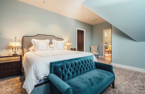 Lower Pacific Heights Hotel | Neighbourgood Sutter Mansion