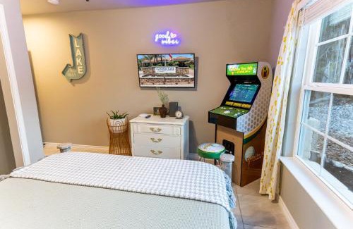 Canyon Lake House | Neon Vibes Outdoor TV Hot Tub Arcade Room