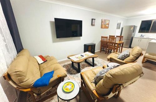 Stanthorpe House | Nestled next door