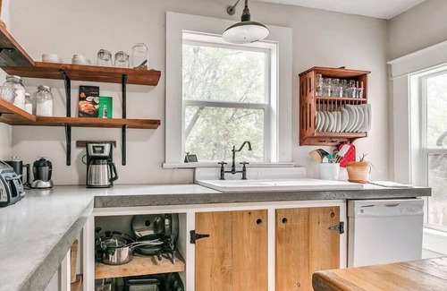 Guthrie House | Nestled Victorian Historic Area