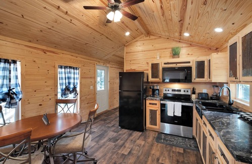 Jamestown Cabin | Nestling 2 Bedroom 1 Bath Cabin at Lake Cumberland #420