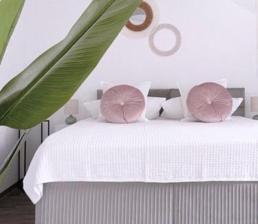 Mitte Apartment | nestup - Zentrales Apartment mit Boxspringbetten, Smart-TV und ausgestatteter Küche