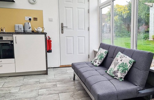Lower Swanwick Cottage | Nether Oslands is just steps away from the River Hamble making it a perfect spot for kayaks, paddleb