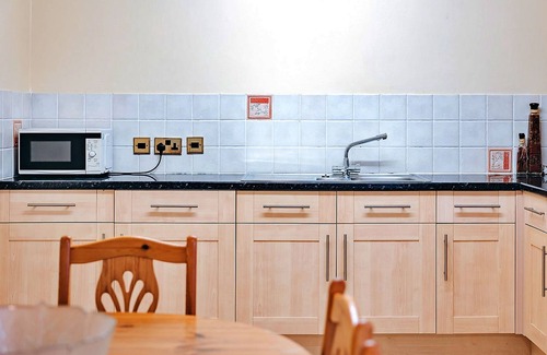 Eaton Mascott House | Netley Hall - Honeysuckle by Interhome