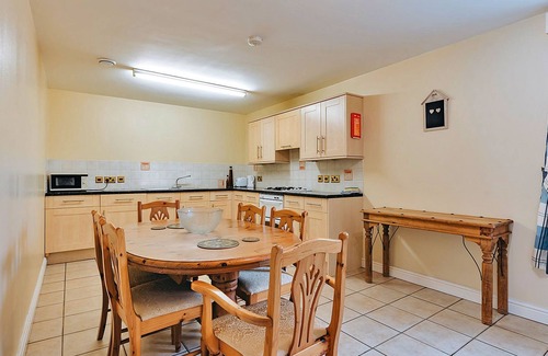 Eaton Mascott House | Netley Hall - Honeysuckle by Interhome
