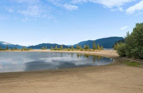 Harrison Hot Springs House | New 1 Bed Condo with Mtn Views