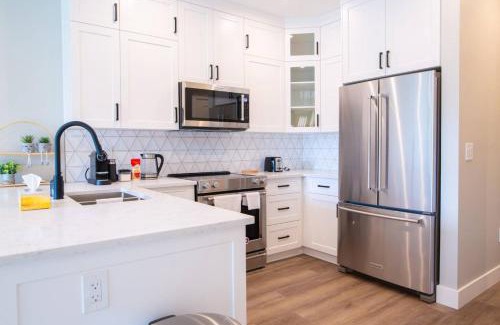 Harrison Hot Springs House | New 1 Bed Condo with Mtn Views