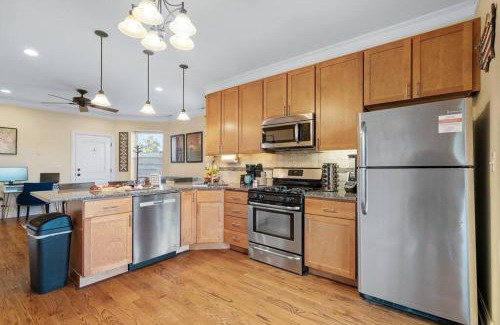 St. Ben's Apartment | NEW! 1 Garage Spot Included! Near brown line! North Center/St. Ben's Location!