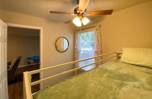Norcross House | New! 10 Guest! King Bed! Patio! Grill! Near ATL & Downtown Norcross