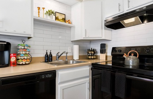 Royal Oak Apartment | New! 1BR Corner Flat | King Bd | Central Royal Oak