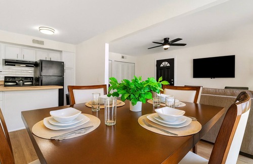 Royal Oak Apartment | New! 1BR Corner Flat | King Bd | Central Royal Oak