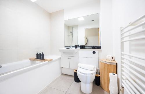 Whittington Apartment | New 2 Bed 2 Bath APT Perfect For Long Stays & Contractors