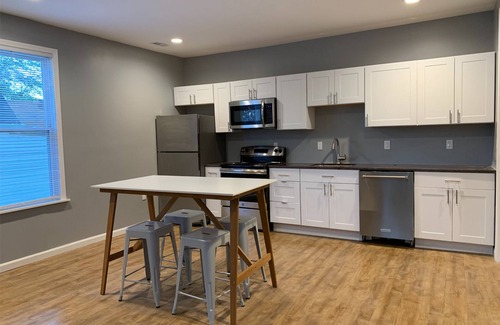 Pittsburgh House | New 2 Bed 2Bath Spacious Apartment w/Deck & Parking