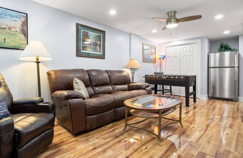 Asheville Apartment | NEW 2 BRBA minutes to Hospitals & Downtown Asheville & 2 min to Biltmore Village