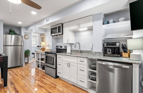 Asheville Apartment | NEW 2 BRBA minutes to Hospitals & Downtown Asheville & 2 min to Biltmore Village