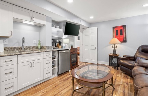 Asheville Apartment | NEW 2 BRBA minutes to Hospitals & Downtown Asheville & 2 min to Biltmore Village