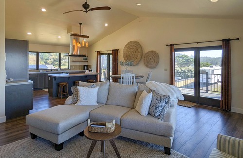 Bandon House | New 2025 "The Salty Sand Dollar"- Amazing Ocean Views & Beach Access