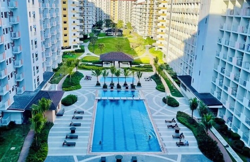 San Dionisio Condo | New 2BR w/Pool, fast Wifi, Netflix, Fitness area and near NAIA & SM