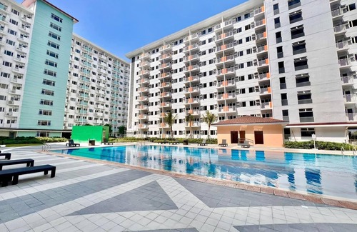 San Dionisio Condo | New 2BR w/Pool, fast Wifi, Netflix, Fitness area and near NAIA & SM