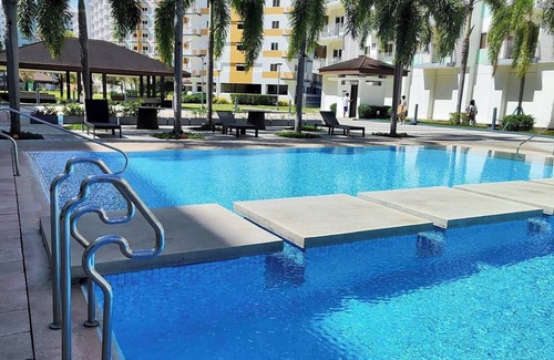 San Dionisio Condo | New 2BR w/Pool, fast Wifi, Netflix, Fitness area and near NAIA & SM