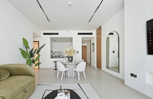 Downtown Dubai Apartment | New 2BR with Jacuzzi & Big Balcony In City Center