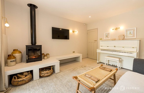 Canford Cliffs House | NEW 3 bed house w/ log burner, garden, 5 min beach