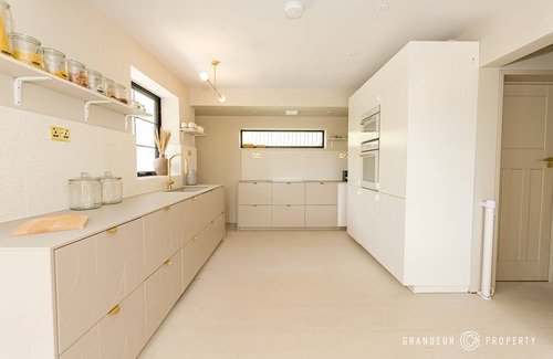 Canford Cliffs House | NEW 3 bed house w/ log burner, garden, 5 min beach