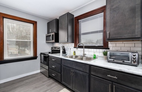 St. Louis Apartment | New 3 Bedroom City Escape