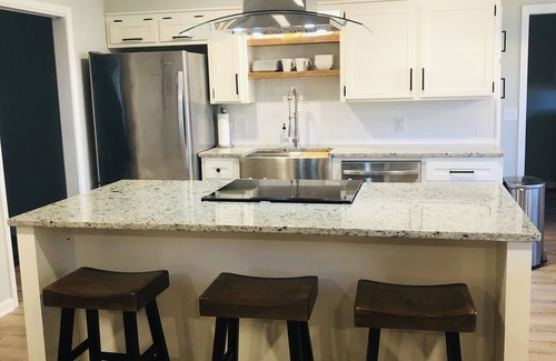 Springlake House | NEW 3 BR 2 BA Modern Farmhouse - Best/Safest Location in Shreveport