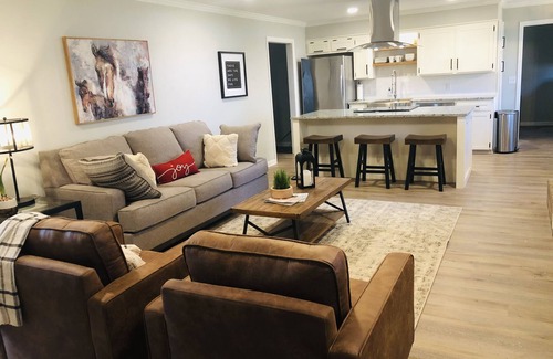 Springlake House | NEW 3 BR 2 BA Modern Farmhouse - Best/Safest Location in Shreveport