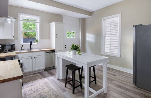 East Walnut HIlls House | NEW! 3-Story Gem, 6BR In the heart of Cincinnati!