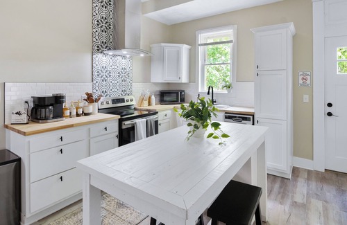 East Walnut HIlls House | NEW! 3-Story Gem, 6BR In the heart of Cincinnati!