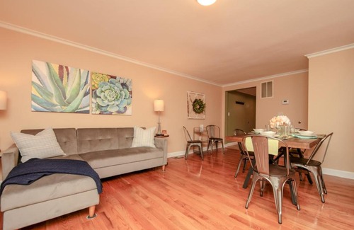 Potomac Falls House | NEW! 3-story Townhome - Private, Self checkin, Quiet.
