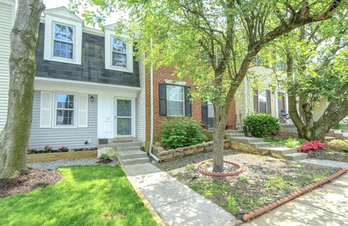 Potomac Falls House | NEW! 3-story Townhome - Private, Self checkin, Quiet.