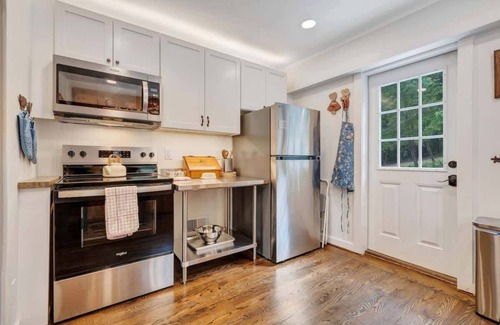 Roanoke House | NEW 3BR Seconds to Blue Ridge Parkway-Cozy & Comfy