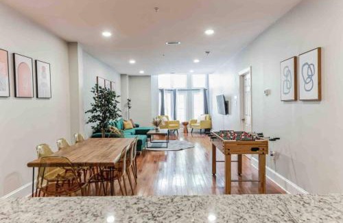 Midtown Village Apartment | NEW 4 Bedroom - 4 Bathroom Center City with Private Rooftop Terrace Sleeps 20)
