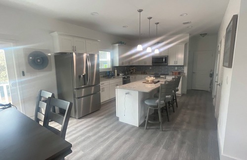 Midtown House | New 4BR/4BA Sleeps 12+ minutes to Beach & Duval St. Private backyard pool oasis