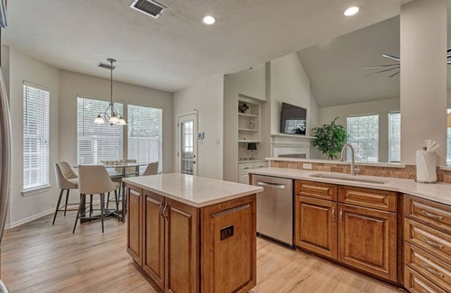 College Park House | New! 4BR/Easy Access to all Woodlands amenities