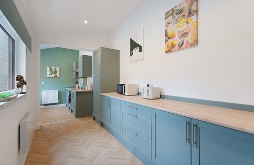 Quarrington Hill House | New! 4BR in Hill top House