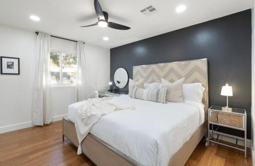 Cox Heights House | NEW 5 min to Old Town, Pool & Spa, 2 King Suites