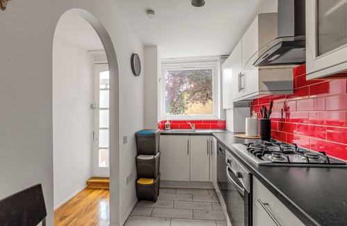 Peninsula House | New! 5BR Greenwich Home w/Patio, 2mins to Station