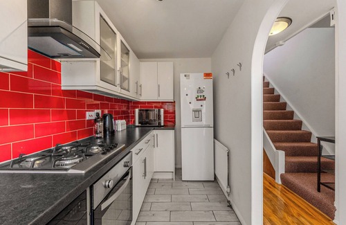 Peninsula House | New! 5BR Greenwich Home w/Patio, 2mins to Station