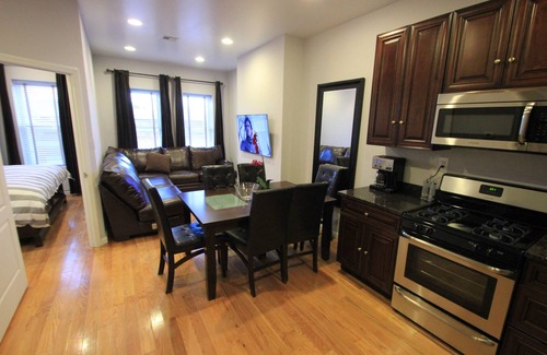 Bedford-Stuyvesant House | *NEW*6 BEDROOM DUPLEX 2 BLOCKS FROM TRAIN AND 15 MIN TRAIN RIDE INTO MANHATTAN