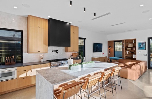 Zilker House | New! 6 BR, 4.5B, Pool, Hot Tub, Cold Plunges, Outdoor Sauna, Bar, 9 TVs, Arcade