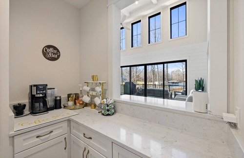 Bumpass House | NEW 6BR Luxury Lakefront Lake Anna Boathouse!