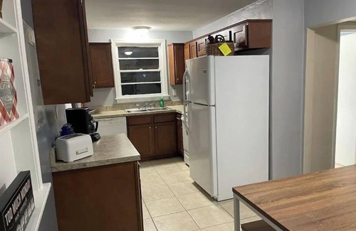 Lakeshore South House | New AGAIN May 9th - Cozy pet-friendly home sleeps 6